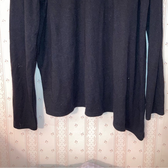 Cute asymmetrical black top with shoulder cutouts! In size medium - Picture 2 of 6